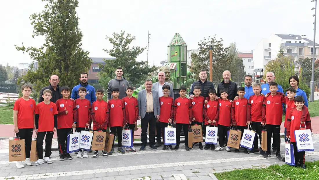 BAŞKAN HAKAN ŞEHİRLİ GELECEĞİN YILDIZLARINI AĞIRLADI