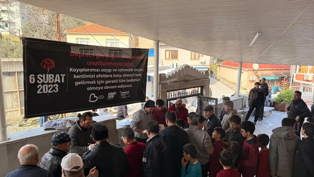 Büyükşehir deprem şehitleri anısına 20 ilçede pilav dağıttı*