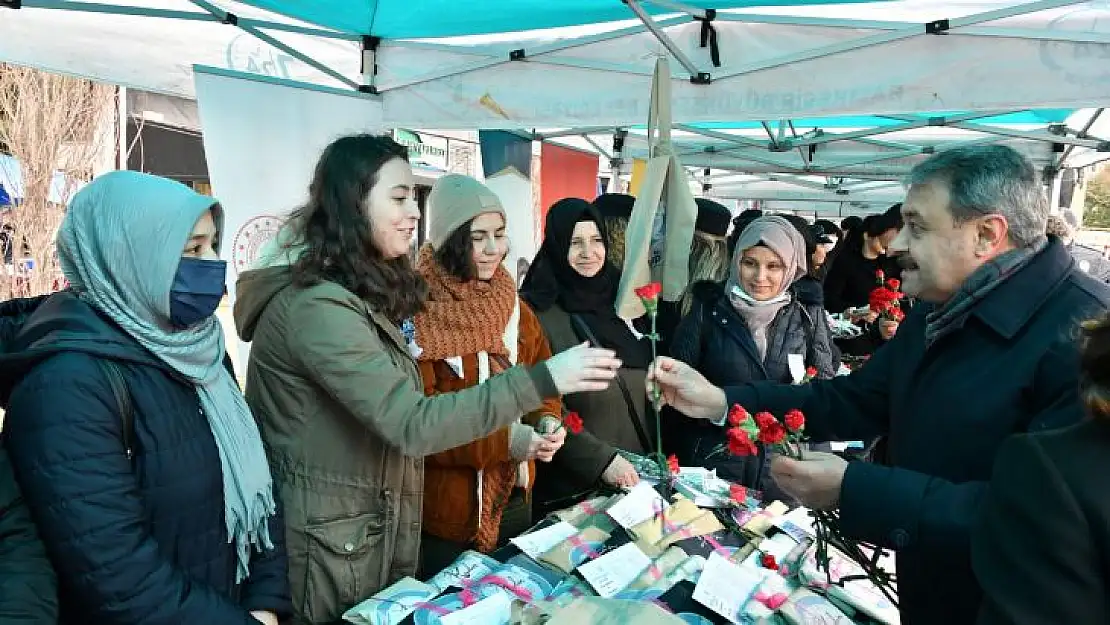8 Mart Dünya Kadınlar Gününde Karanfilli Kutlama