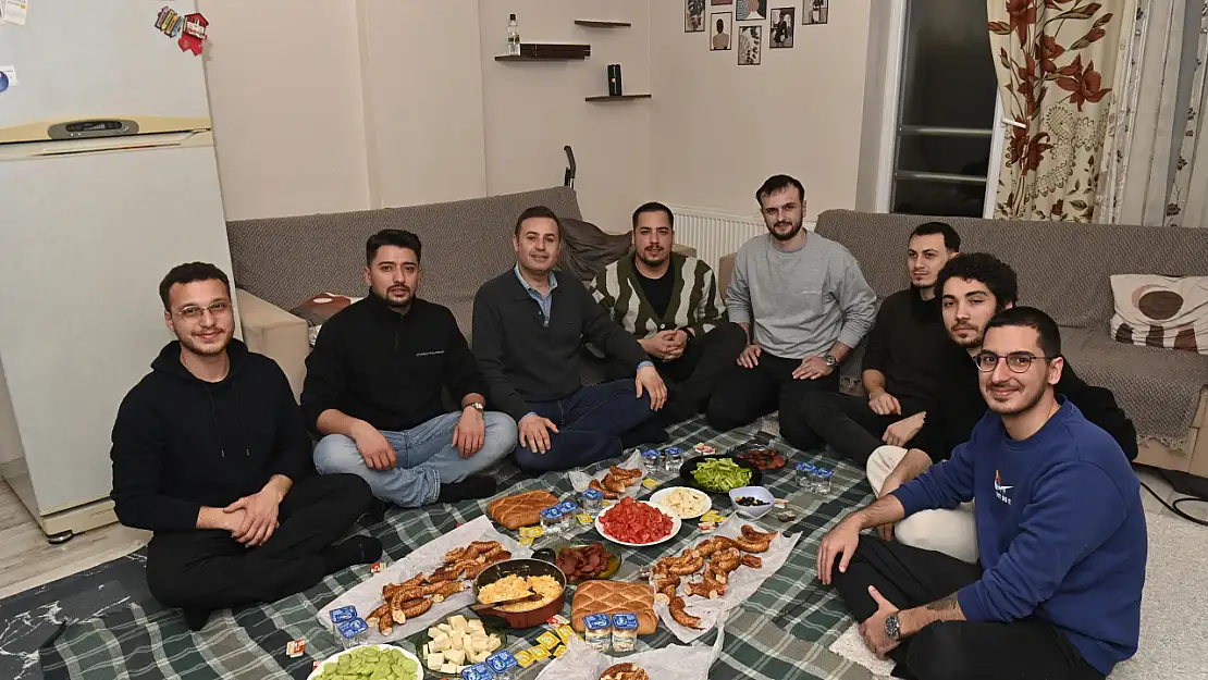 Ahmet Akın, öğrenci evinde sahur yaptı