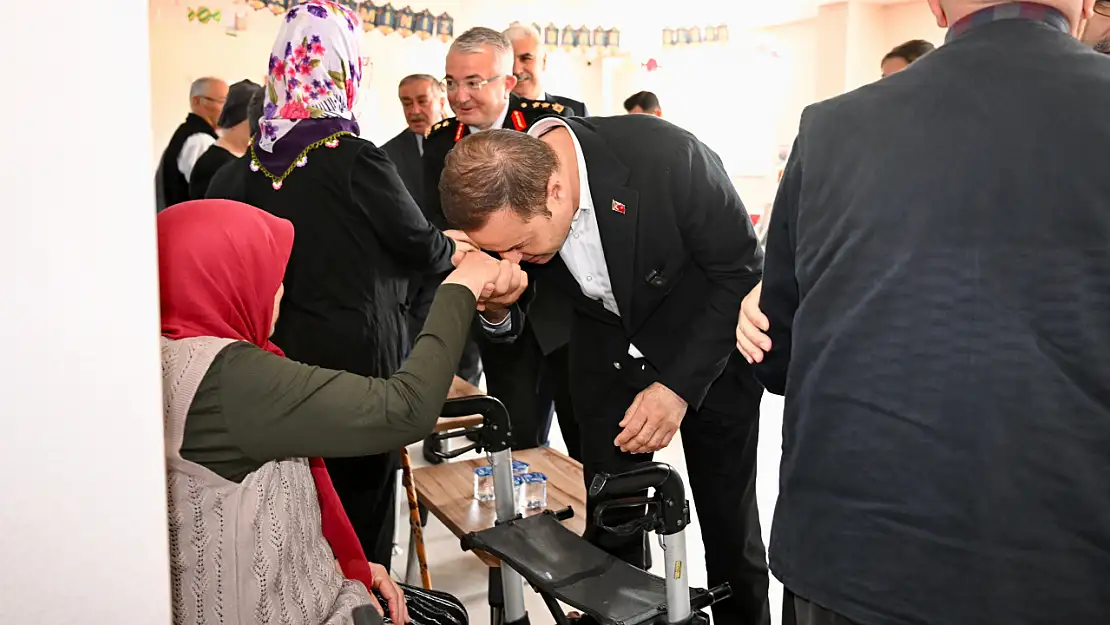Akın, bayramda huzurevi sakinlerini unutmadı