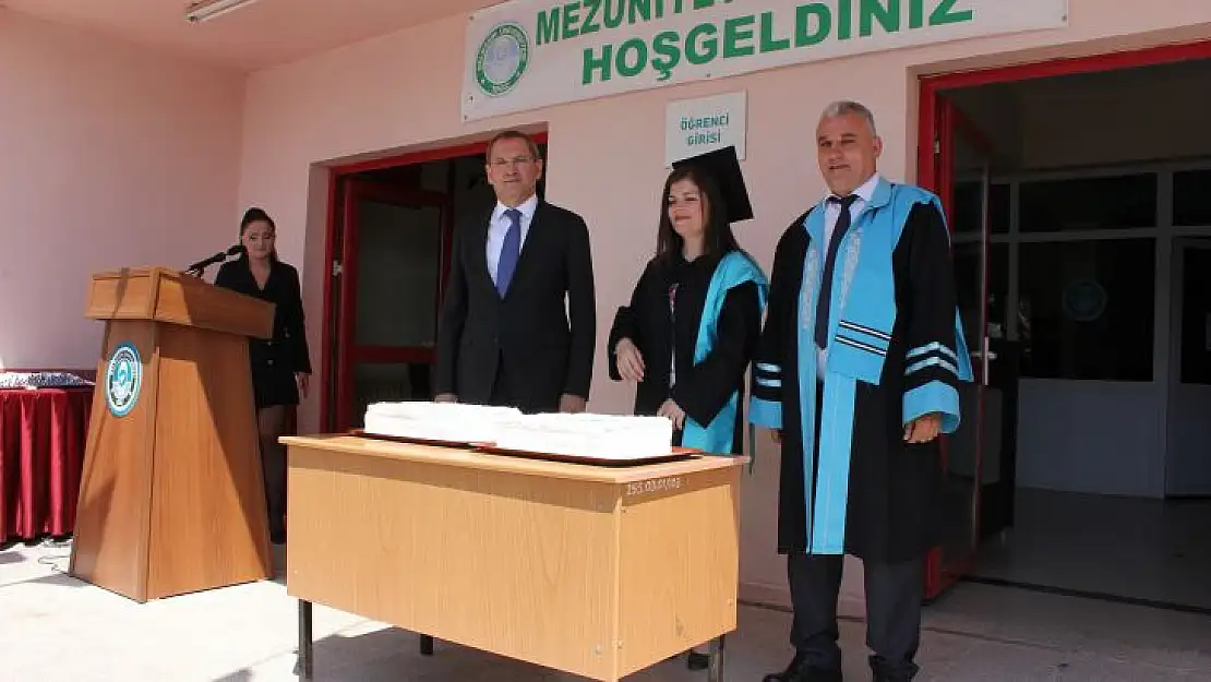 Ayvalık MYO'da Mezuniyet Mutluluğu