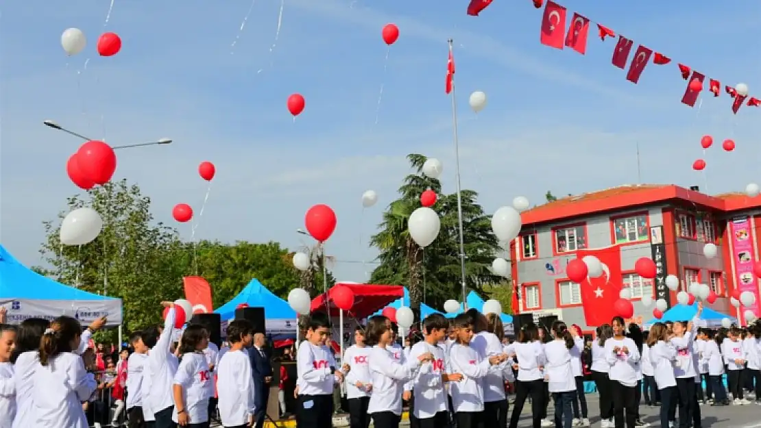 Balıkesir 100. Yıl Coşkusuyla Tarihe Not Düştü: ''Yüzyıllar Yaşasın Cumhuriyet''