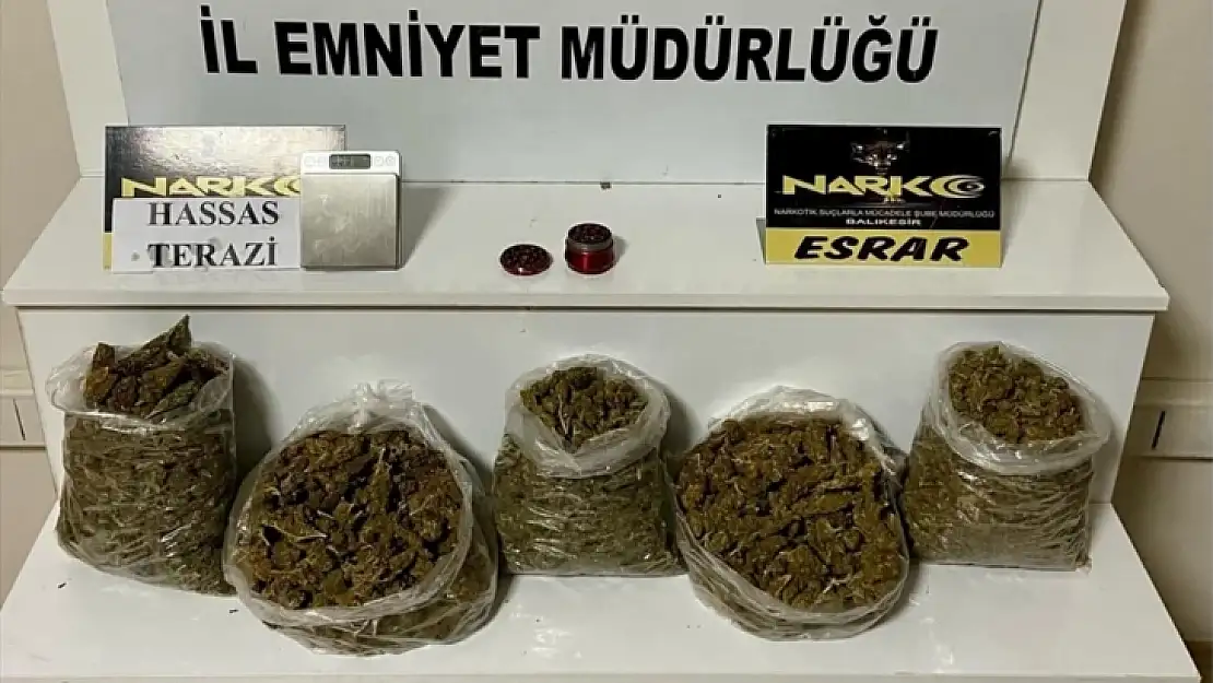 Balıkesir'de 2,5 kilo esrar ele geçirildi, 2 zanlı gözaltına alındı