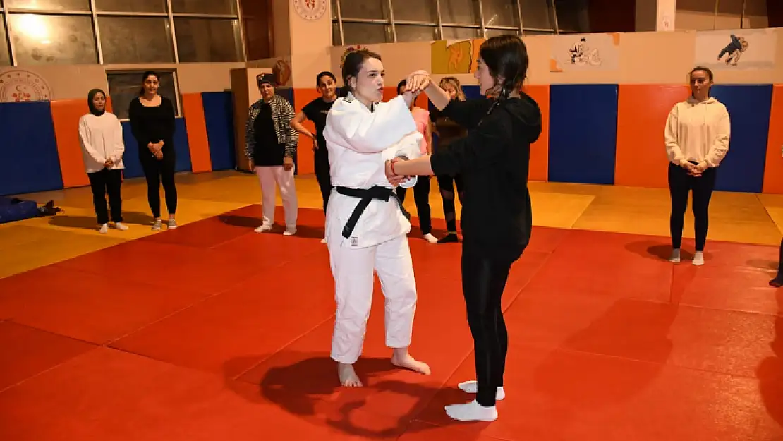 Balıkesir'de kadınlar, judo eğitimlerine başladı.