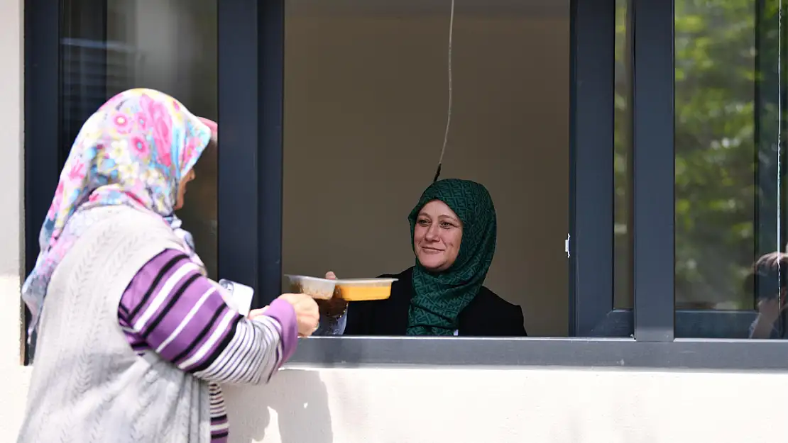 Balıkesir'de Yakın Mutfak binlerce kişiye sıcak yemek ulaştırdı