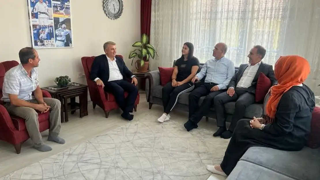 'Balıkesir'in Gururu Habibe'yi kutluyoruz'