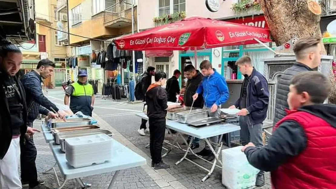 Balıkesir Ülkü Ocakları'ndan Sokak İftarı