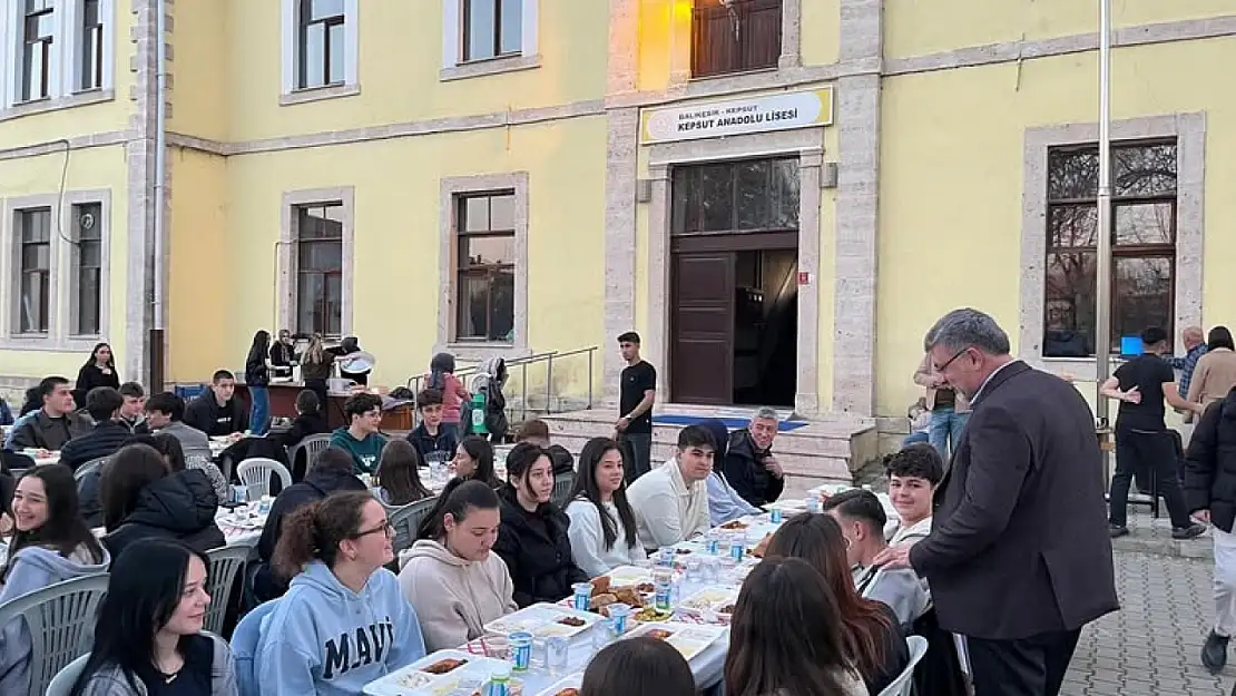 Başkan Cankul Kepsut Anadolu Lisesinin düzenlediği iftar yemeğine katıldı