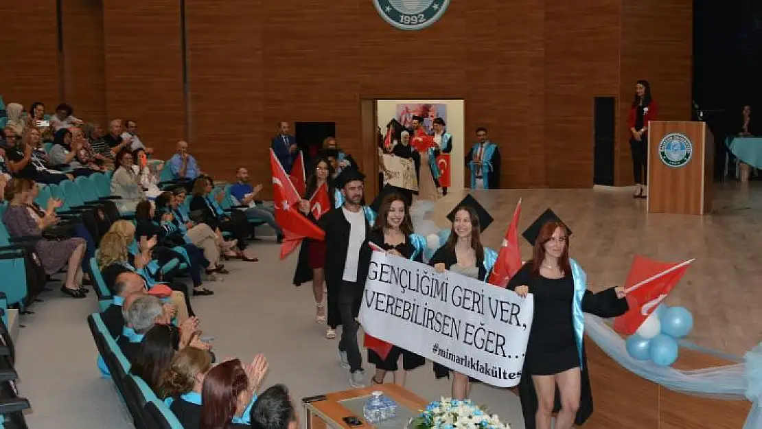 Baün Mimarlık Fakültesi'nde Mezuniyet Sevinci
