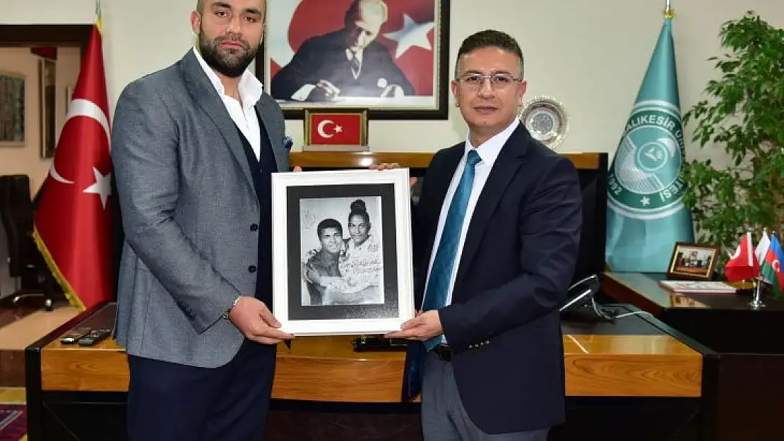 BAÜNlü Şampiyon Boksörden, Rektör Prof. Dr. İlter Kuş'a Teşekkür Ziyareti