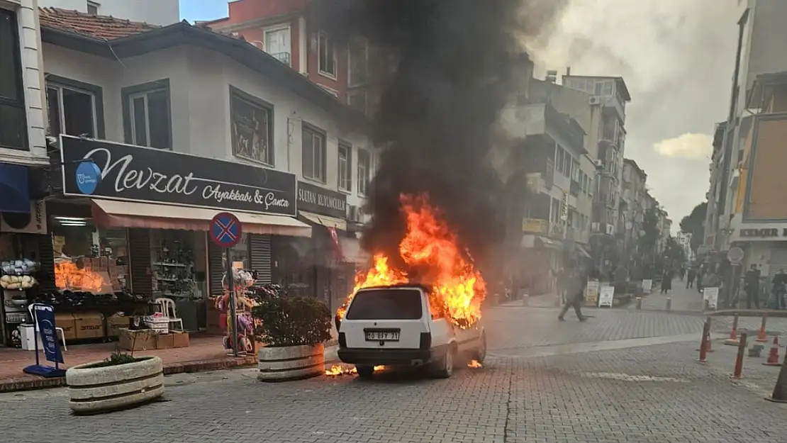 Burhaniye'de Araç Yangınına İtfaiyeden Anında Müdahale