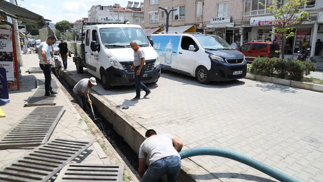 Burhaniye'de Mazgal Ve Kanal Temizliği Devam Ediyor