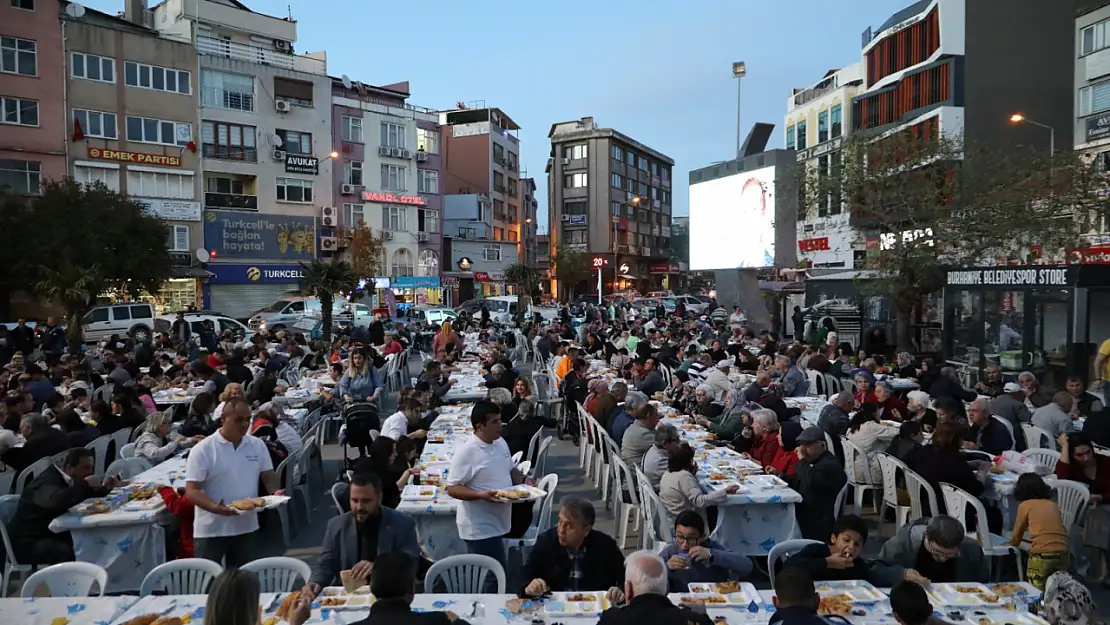 BURHANİYE'DE  RAMAZAN'IN BEREKETİ PAYLAŞILIYOR