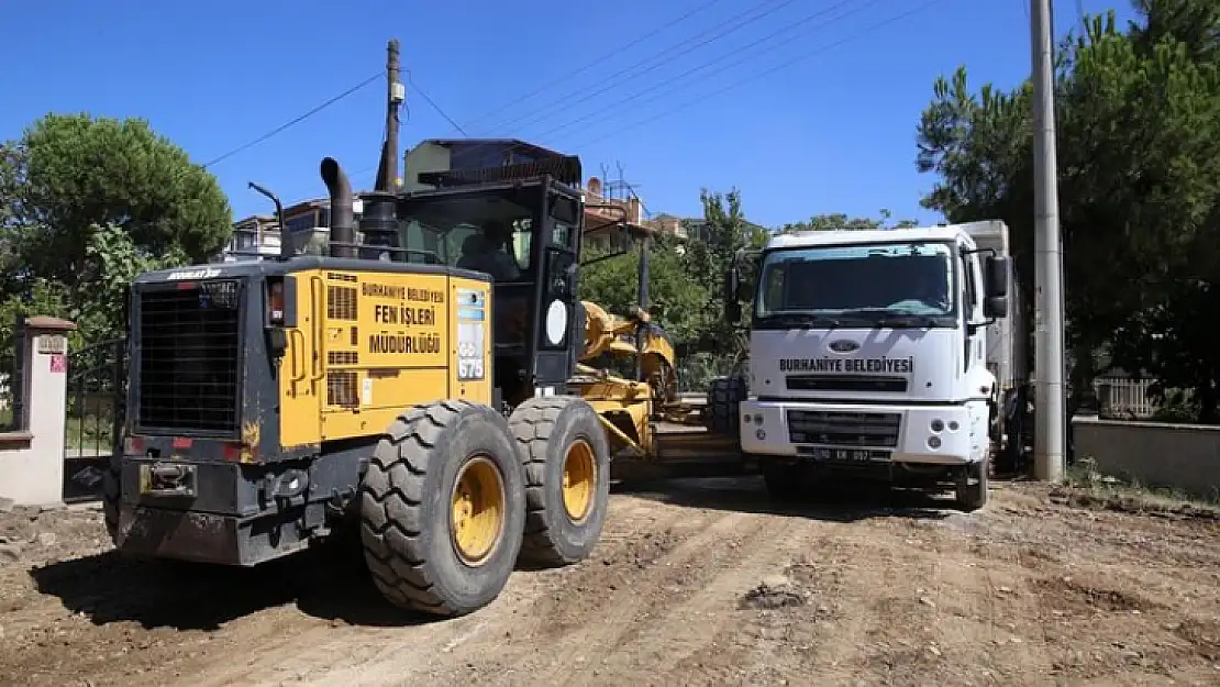 Burhaniye'de Yol Çalışmaları  Devam Ediyor