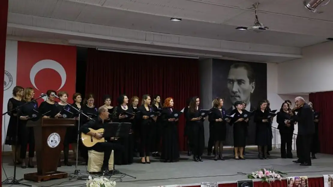 Burhaniye Kent Konseyi Çok Sesli Korosu İlk Konserini Yaptı