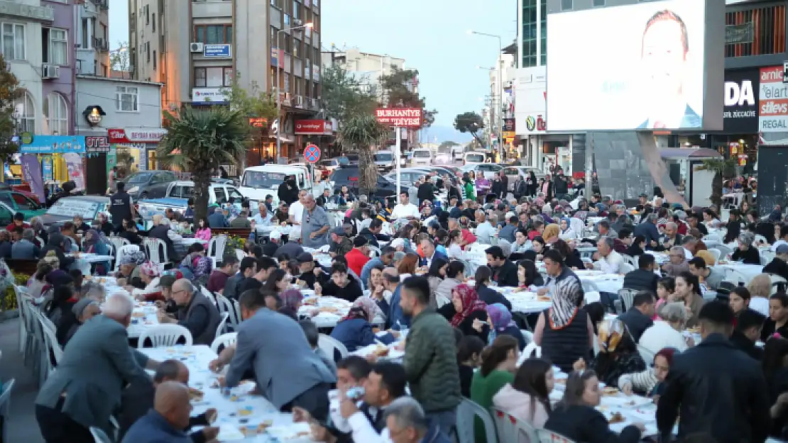 Burhaniyeliler Kadir Gecesi'nde İftarda Buluştu