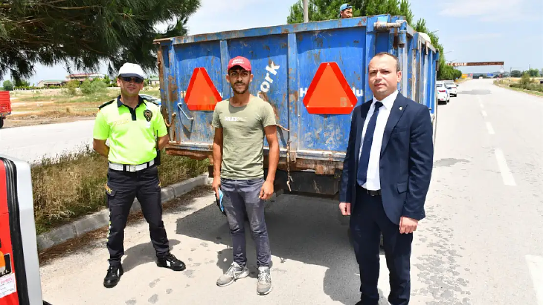 Büyükşehir'den traktörü olan çiftçilere reflektör desteği