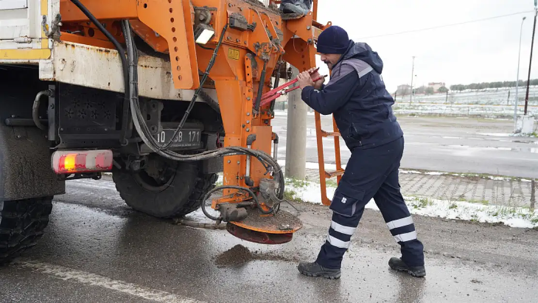 Büyükşehir Ekipleri 7/24 Kar Mesaisinde