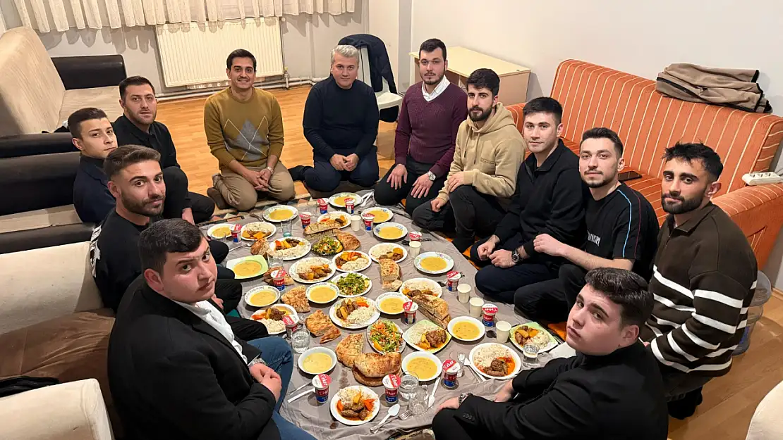 Canbey, öğrenci evinde yer sofrasında iftar, sevgi evlerinde kimsesiz çocuklarla sahur yaptı.