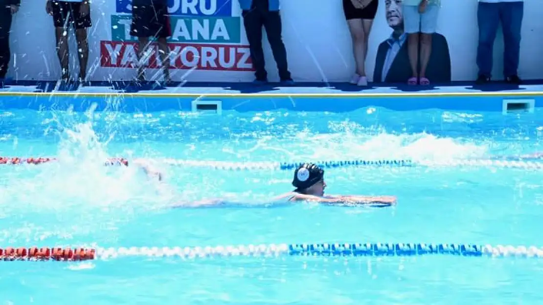Çocuklar Yüzmeyi Karesi Millet Bahçesi'nde Öğreniyor