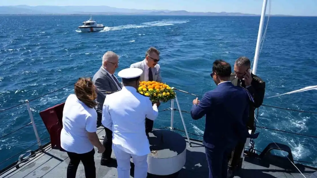 Deniz şehitlerinin anısına Sahil Güvenlik hücumbotu ile denize çelenk bırakıldı