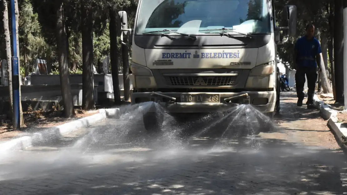 Edremit Belediyesi Mezarlık ve Şehitlikleri Bayrama Hazırladı