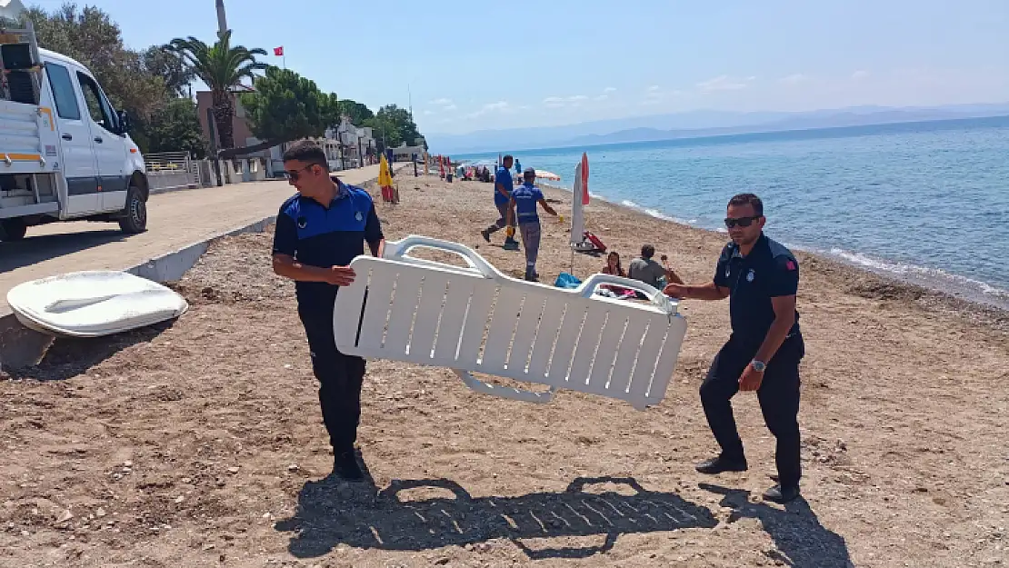 Edremit Sahillerinde İzinsiz Şezlonglar Toplandı