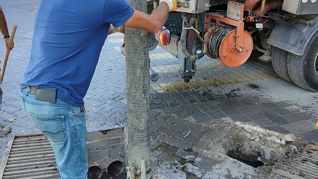 Edremit Şehit Hamdi Bey Meydanı'nın yıllanmış koku sorununu çözüldü