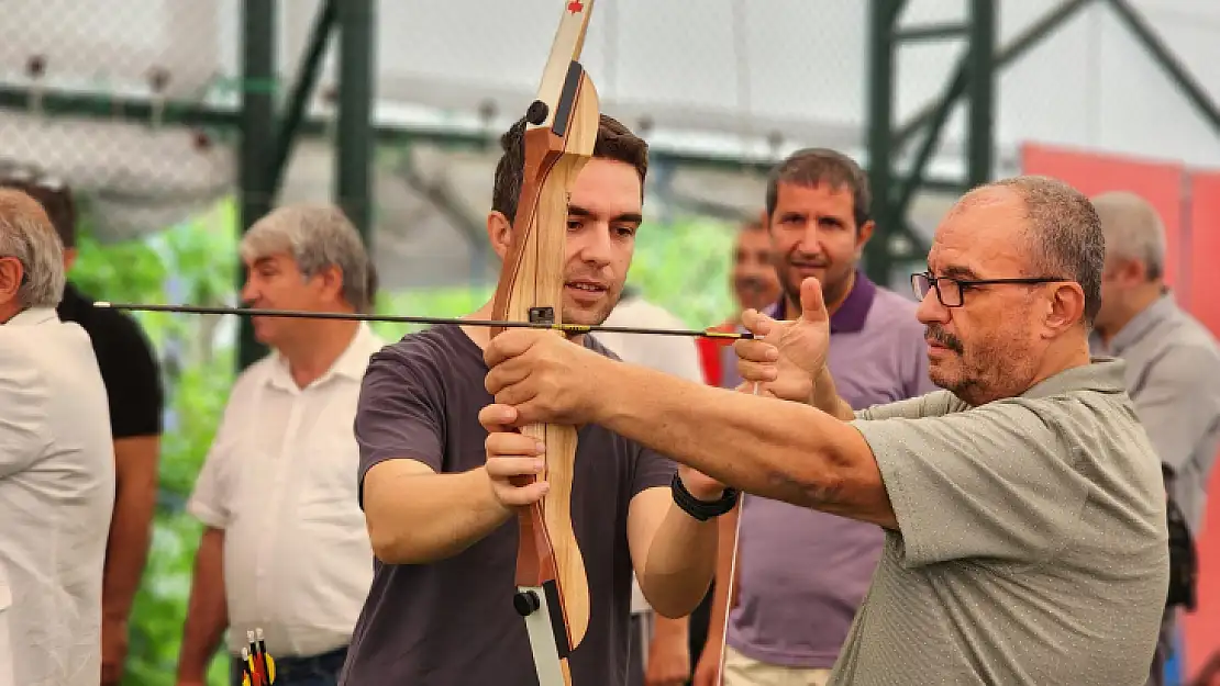 EDREMİT'TE OKUL YÖNETİCİLERİ BİR GÜNLÜĞÜNE ÇOCUK OLDULAR