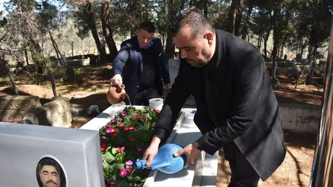 Edremit'te Şehitlerin Kabirleri Düzenlendi