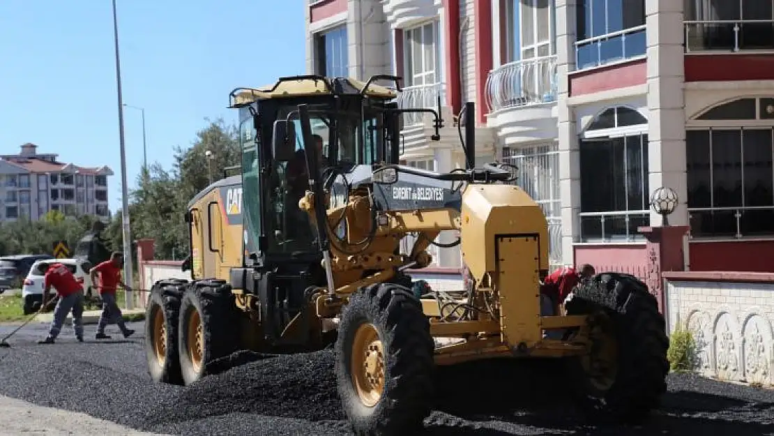 Edremit'te Yollar Sıcak Asfaltla Kaplanıyor