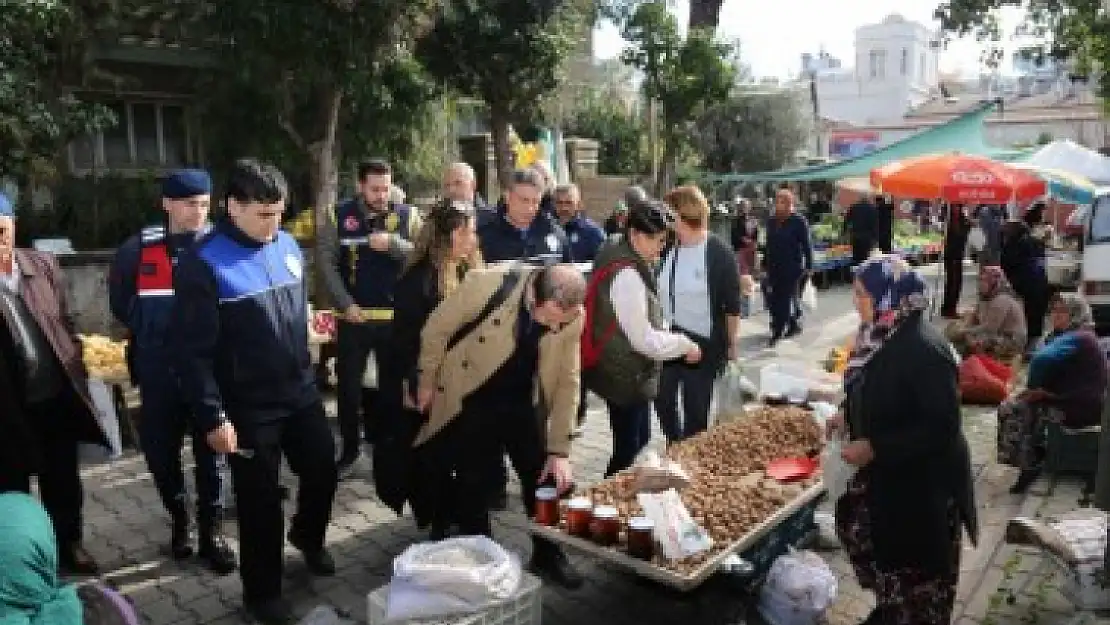  Edremit zabıtadan pazar yerinde gıda denetimi