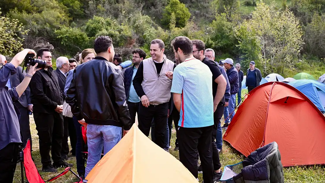 Gençlerle dağa tırmandı, kadınlarla gözleme pişirdi, çocuklarla halat çekti
