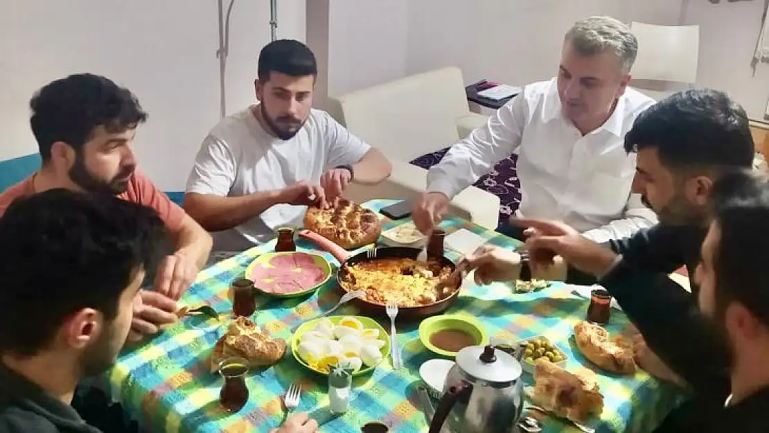 Milletvekili Canbey sahurda gençlere menemen yaptı