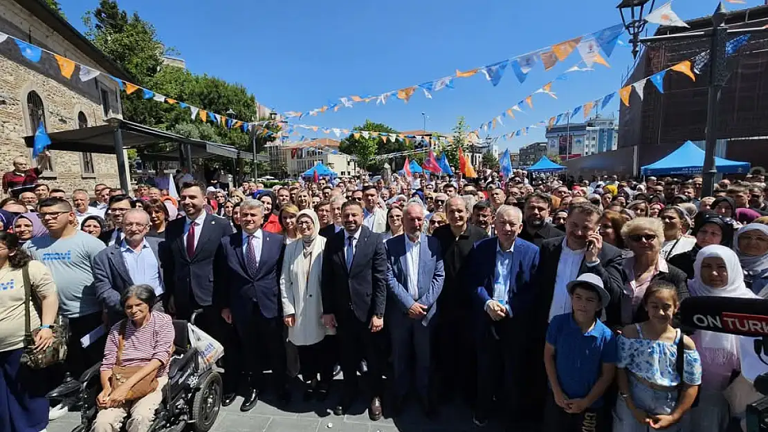 Şeyh Lütfullah Camii Meydanı'nda Coşkulu Bayramlaşma
