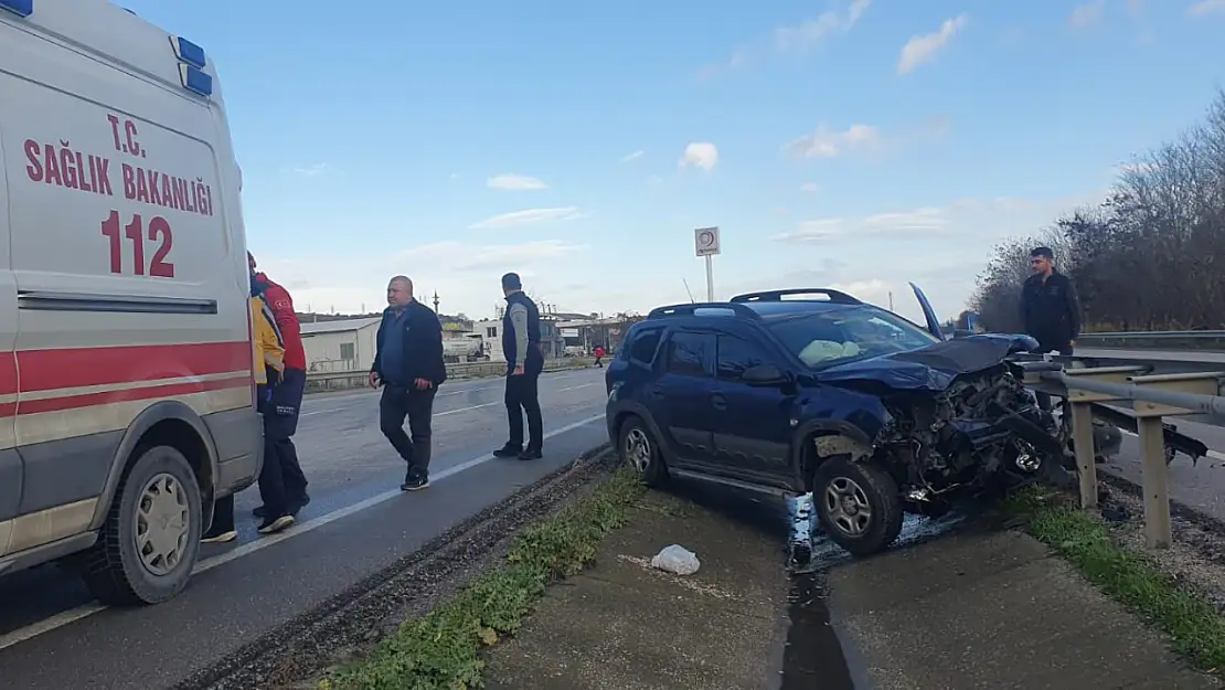 Susurluk'ta Otomobil Yoldan Çıktı Sürücü Yaralandı