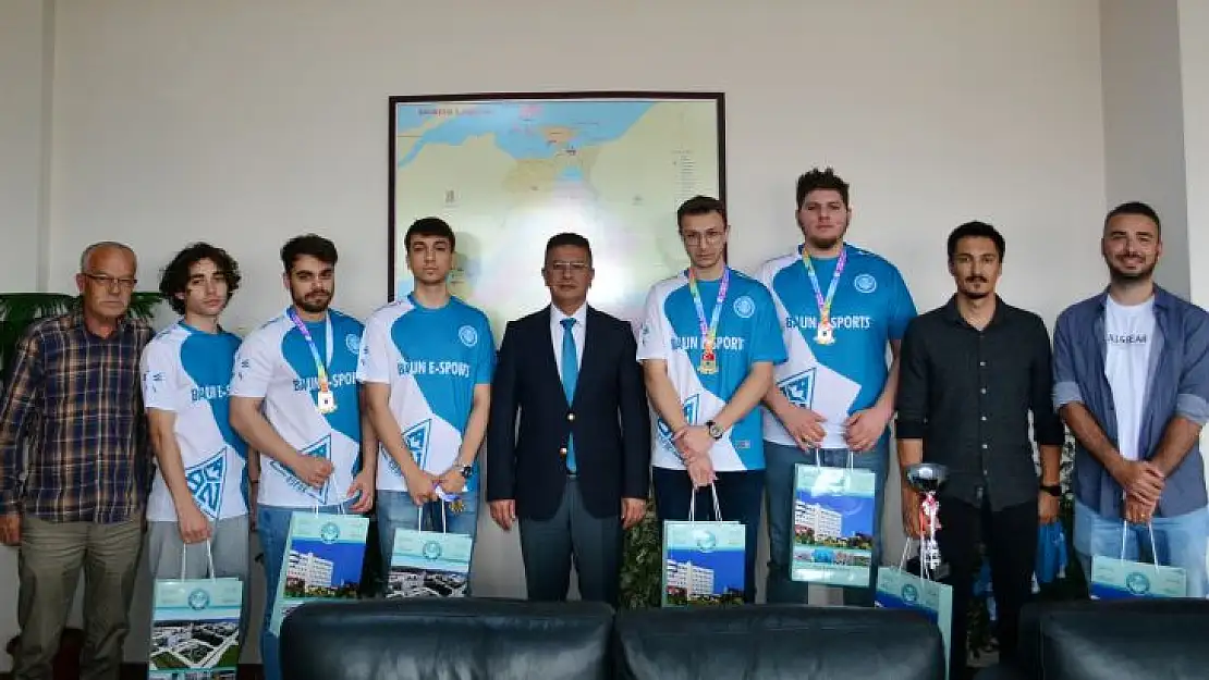 Türkiye Şampiyonu BAÜN E-Spor Takımından, Rektör Prof. Dr. İlter Kuş'a Ziyaret