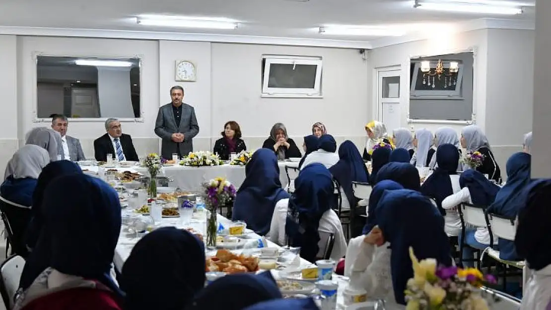 Vali Şıldak Kuran Kursunda Öğrencilerle İftar Yaptı