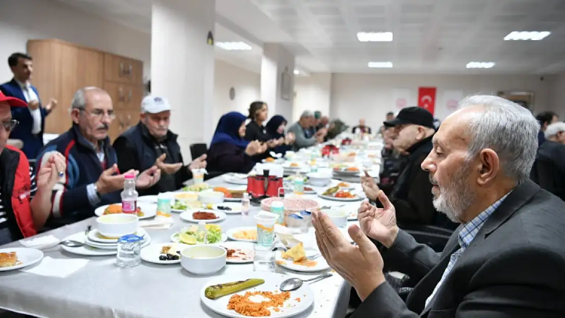 Vali Ustaoğlu Huzurevi Sakinleriyle İftarda Bir Araya Geldi