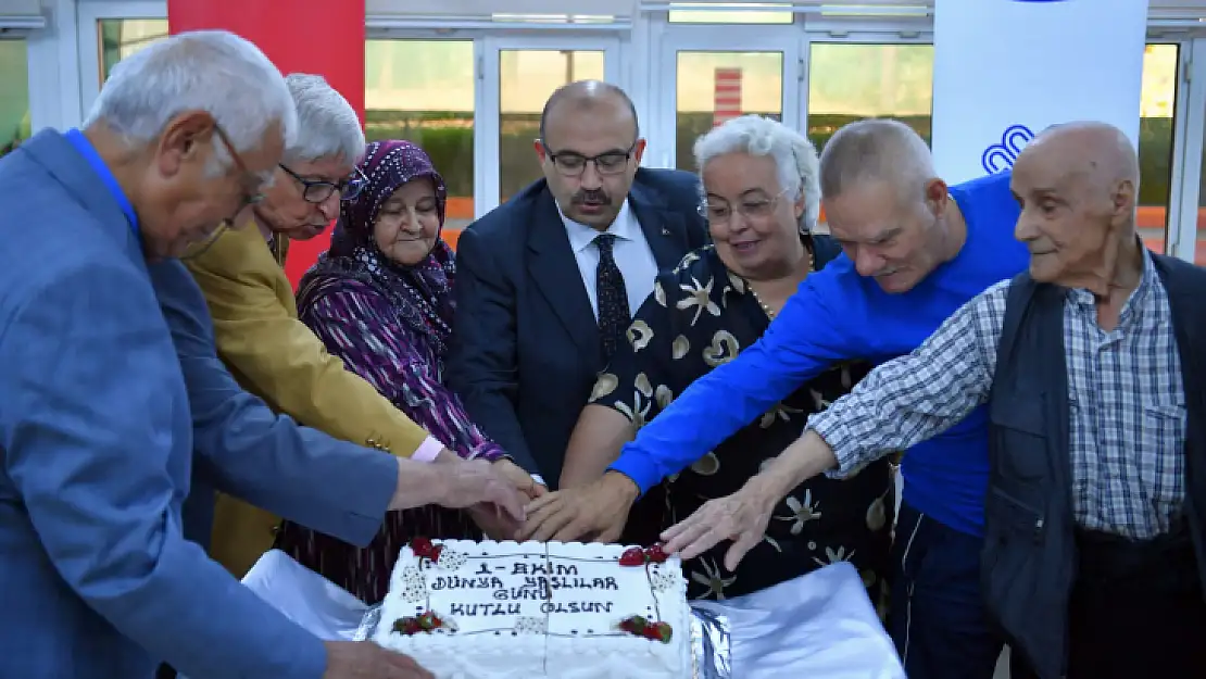 Yaşlılar Günü Etkinliğinde Eğlenceli Anlar Yaşandı 