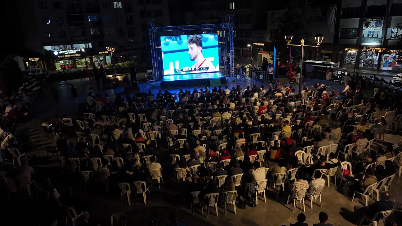 Balıkesirliler 12 Dev Adam'a meydanlardan destek verdi