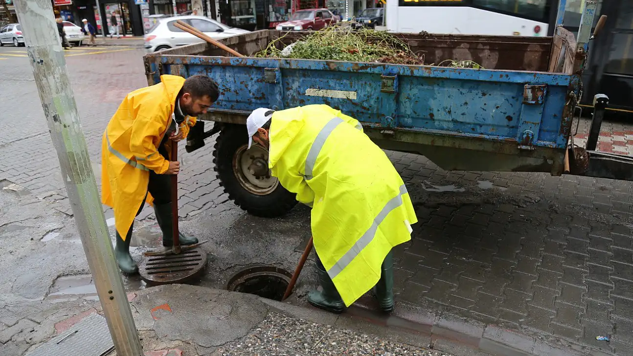 Edremit Belediyesi sağanak yağışlara Karşı 7/24 sahada