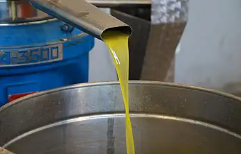 Burhaniye Belediyesi , 'doğallık ve güven' ilkesiyle Zeytinyağlarını tüketiciyle buluşturuyor