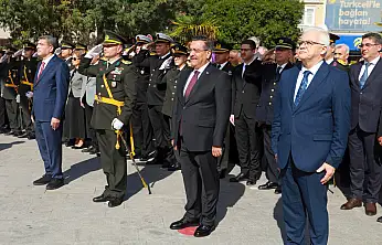Burhaniye Cumhuriyet Bayramı kutlamaları çelenk töreni başladı