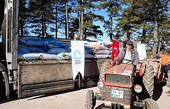 Sındırgılı depremzede çiftçilere hayvan yemi desteği
