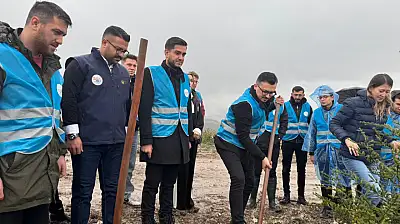Balıkesir AK Gençlik'ten Fidan Dikim Seferberliği  'YEŞİL VATANI KORUMAK GELECEK NESİLLERE KARŞI SORUMLULUĞUMUZDUR.'