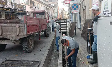 BURHANİYE'DE MENFEZ VE MAZGAL TEMİZLİKLERİ DEVAM EDİYOR