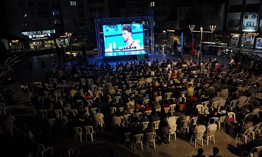 Balıkesirliler 12 Dev Adam'a meydanlardan destek verdi