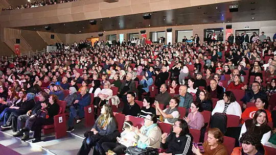 Avlu'da Sezen Aksu Şarkıları Konseri'ne yoğun ilgi
